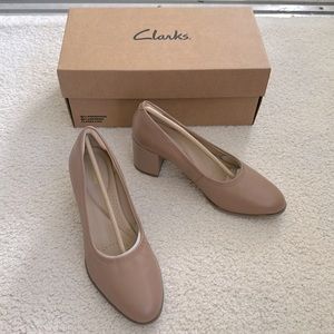 Clark’s Freva 55 Court Nude Beige Leather Block Heel Pumps Praline Leather